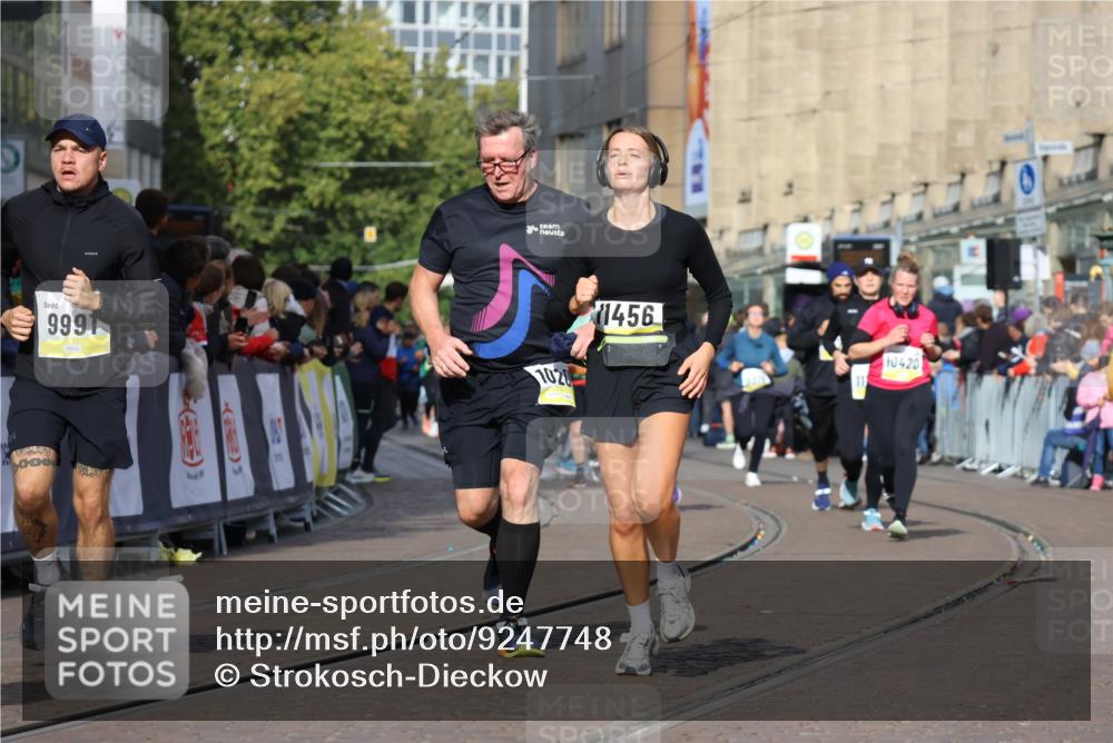 05.10.2025 - 20. swb-Marathon Bremen Strokosch-Dieckow http://msf.ph/oto/9247748 05.10.2025 10:59:34 Ziel 9609, 9737, 9991, 10209, 10760, 10809, 11251, 11267, 11456, 11657 meine-sportfotos.de