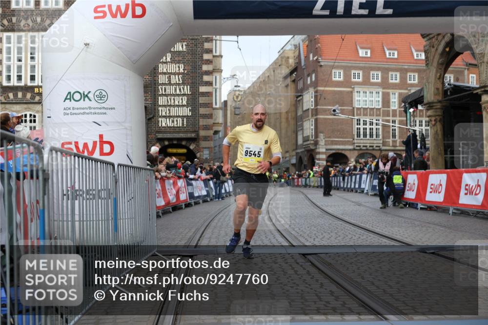 05.10.2025 - 20. swb-Marathon Bremen Yannick Fuchs http://msf.ph/oto/9247760 05.10.2025 10:43:41 Ziel 9545, 10304 meine-sportfotos.de