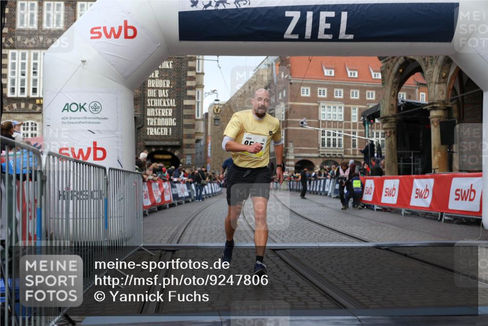 05.10.2025 - 20. swb-Marathon Bremen Yannick Fuchs http://msf.ph/oto/9247806 05.10.2025 10:43:41 Ziel 9545, 10304 meine-sportfotos.de
