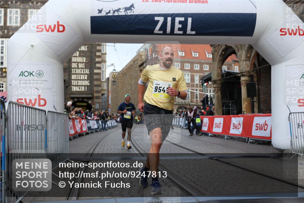 05.10.2025 - 20. swb-Marathon Bremen Yannick Fuchs http://msf.ph/oto/9247813 05.10.2025 10:43:42 Ziel 9545, 10304 meine-sportfotos.de