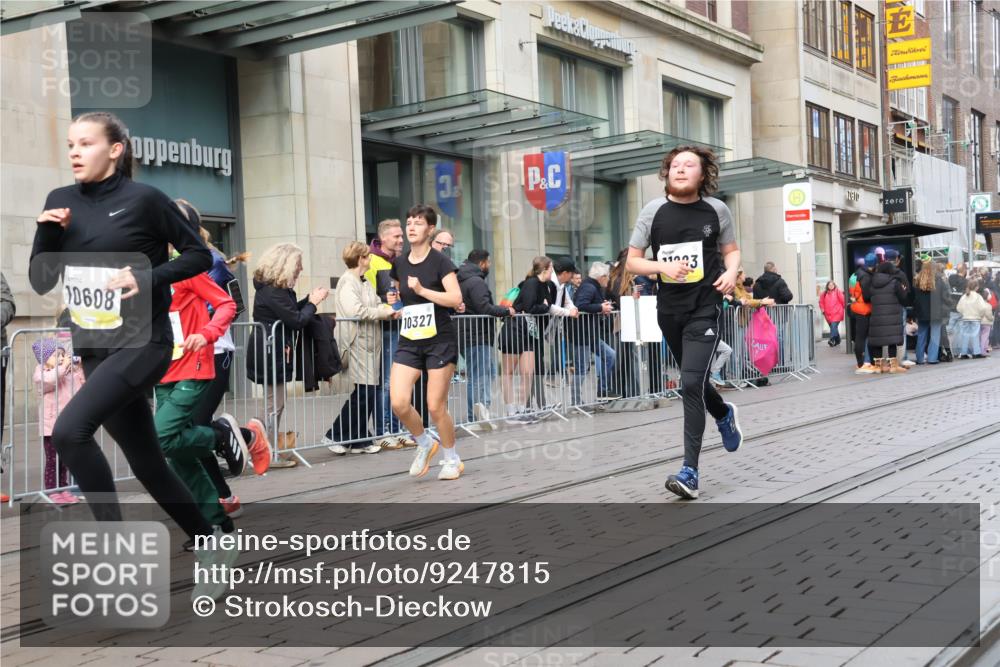05.10.2025 - 20. swb-Marathon Bremen Strokosch-Dieckow http://msf.ph/oto/9247815 05.10.2025 10:52:18 Ziel 8888, 9172, 9209, 9214, 9284, 9439, 9501, 9517, 9581, 9830, 9903, 10241, 10308, 10309, 10327, 10388, 10514, 10548, 10608, 10833, 10997, 11012, 11283, 11382, 11387, 11413, 11417, 11528, 11587, 8888, 9172, 9209, 9214, 9284, 9439, 9501, 9517, 9581, 9830, 9903, 10241, 10308, 10309, 10327, 10388, 10514, 10548, 10608, 10833, 10997, 11012, 11283, 11382, 11387, 11413, 11417, 11528, 11587 meine-sportfotos.de