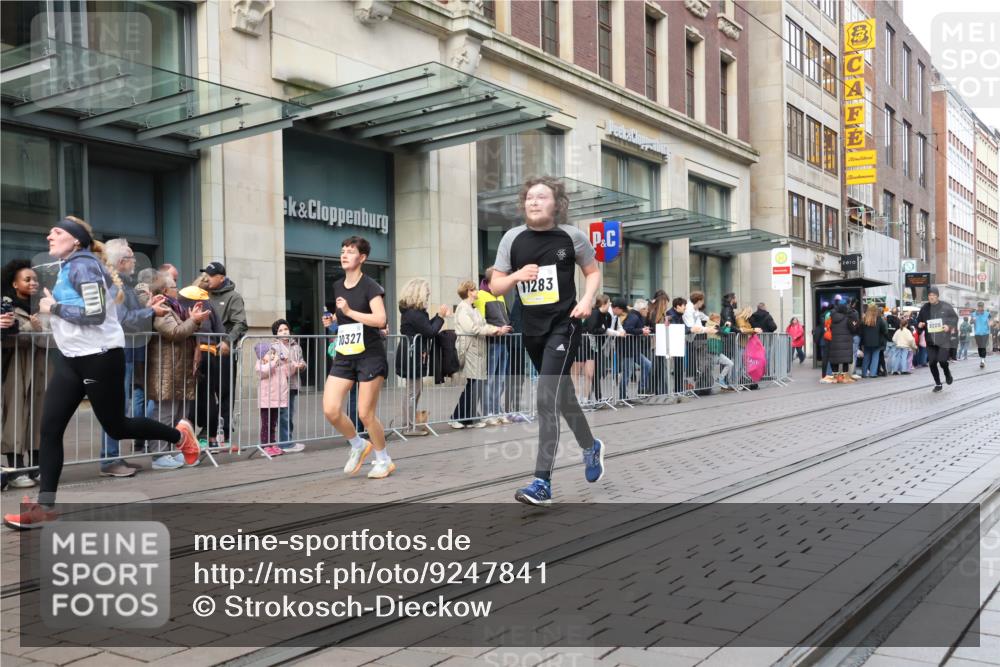 05.10.2025 - 20. swb-Marathon Bremen Strokosch-Dieckow http://msf.ph/oto/9247841 05.10.2025 10:52:18 Ziel 8888, 9172, 9209, 9214, 9284, 9439, 9501, 9517, 9581, 9830, 9903, 10241, 10308, 10309, 10327, 10388, 10514, 10548, 10608, 10833, 10997, 11012, 11283, 11382, 11387, 11413, 11417, 11528, 11587, 8888, 9172, 9209, 9214, 9284, 9439, 9501, 9517, 9581, 9830, 9903, 10241, 10308, 10309, 10327, 10388, 10514, 10548, 10608, 10833, 10997, 11012, 11283, 11382, 11387, 11413, 11417, 11528, 11587 meine-sportfotos.de