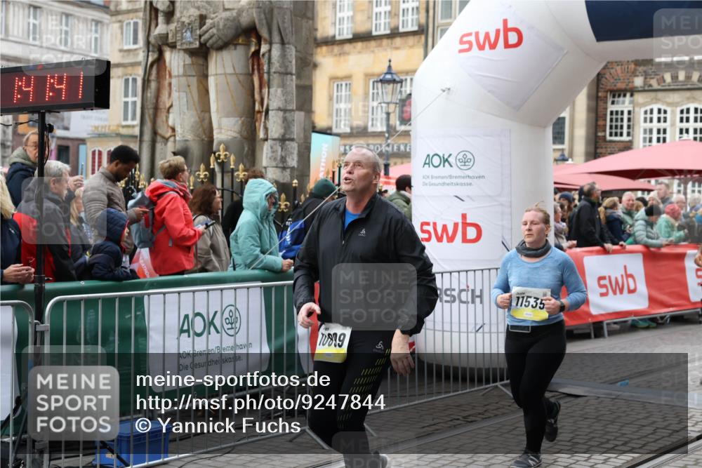 05.10.2025 - 20. swb-Marathon Bremen Yannick Fuchs http://msf.ph/oto/9247844 05.10.2025 11:12:31 Ziel 9373, 9374, 10622, 10899, 11085, 11535 meine-sportfotos.de