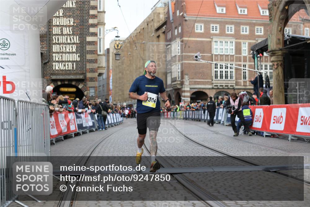 05.10.2025 - 20. swb-Marathon Bremen Yannick Fuchs http://msf.ph/oto/9247850 05.10.2025 10:43:42 Ziel 9545, 10304 meine-sportfotos.de