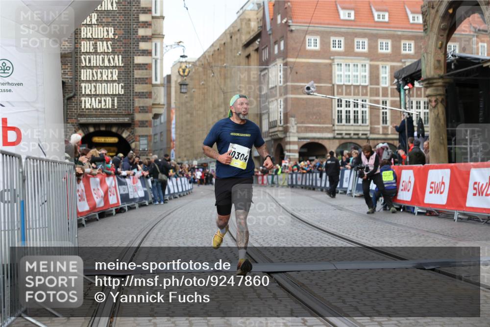 05.10.2025 - 20. swb-Marathon Bremen Yannick Fuchs http://msf.ph/oto/9247860 05.10.2025 10:43:43 Ziel 9545, 10304 meine-sportfotos.de