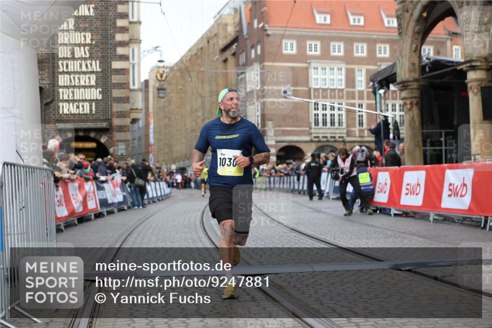05.10.2025 - 20. swb-Marathon Bremen Yannick Fuchs http://msf.ph/oto/9247881 05.10.2025 10:43:43 Ziel 9545, 10304 meine-sportfotos.de