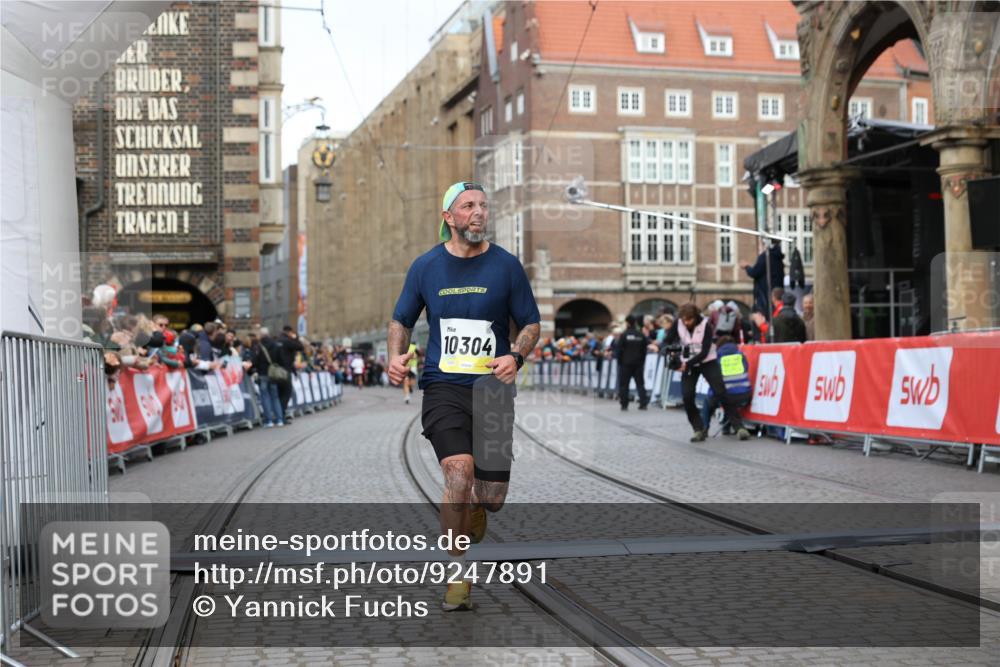 05.10.2025 - 20. swb-Marathon Bremen Yannick Fuchs http://msf.ph/oto/9247891 05.10.2025 10:43:43 Ziel 9545, 10304 meine-sportfotos.de