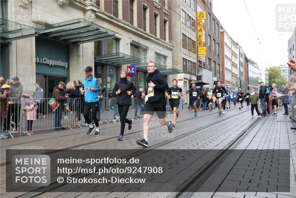 05.10.2025 - 20. swb-Marathon Bremen Strokosch-Dieckow http://msf.ph/oto/9247908 05.10.2025 10:52:27 Ziel 9187, 9209, 9214, 9284, 9439, 9501, 9517, 9581, 9830, 9918, 9985, 10308, 10309, 10514, 10548, 10779, 10833, 10955, 10997, 11012, 11382, 11417, 11587, 11722, 9187, 9209, 9214, 9284, 9439, 9501, 9517, 9581, 9830, 9918, 9985, 10308, 10309, 10514, 10548, 10779, 10833, 10955, 10997, 11012, 11382, 11417, 11587, 11722 meine-sportfotos.de