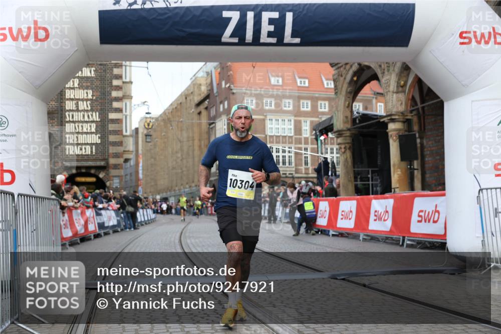 05.10.2025 - 20. swb-Marathon Bremen Yannick Fuchs http://msf.ph/oto/9247921 05.10.2025 10:43:43 Ziel 9545, 10304 meine-sportfotos.de