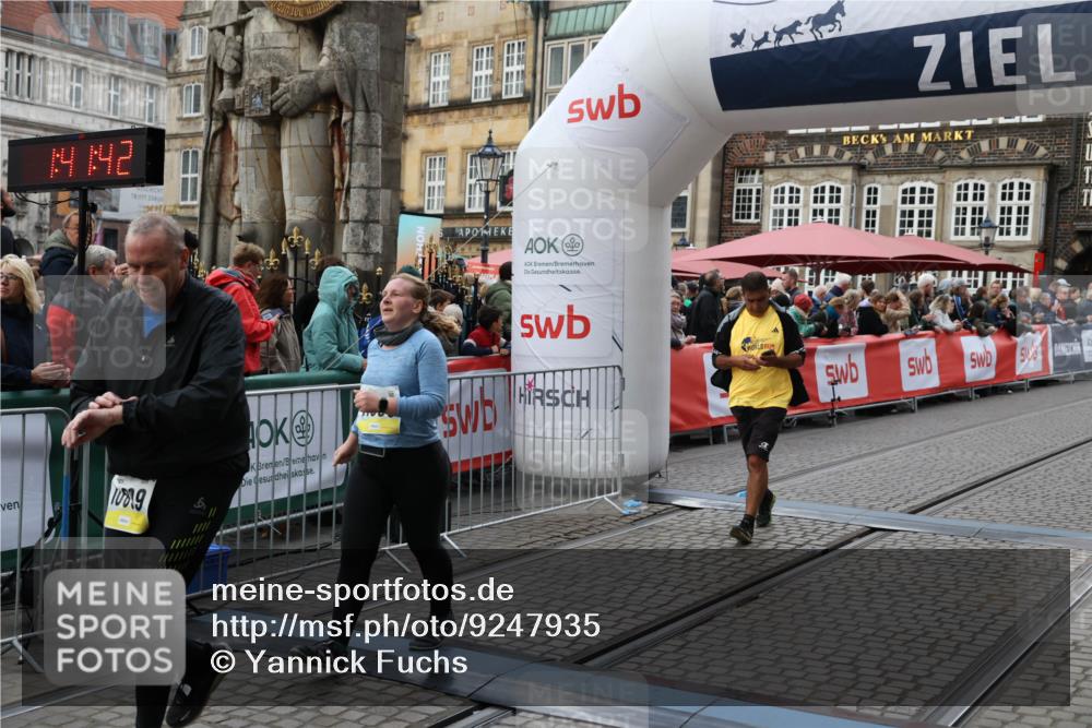 05.10.2025 - 20. swb-Marathon Bremen Yannick Fuchs http://msf.ph/oto/9247935 05.10.2025 11:12:32 Ziel 9373, 9374, 10622, 10899, 11085, 11535 meine-sportfotos.de