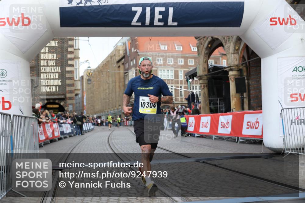 05.10.2025 - 20. swb-Marathon Bremen Yannick Fuchs http://msf.ph/oto/9247939 05.10.2025 10:43:44 Ziel 9545, 10304 meine-sportfotos.de