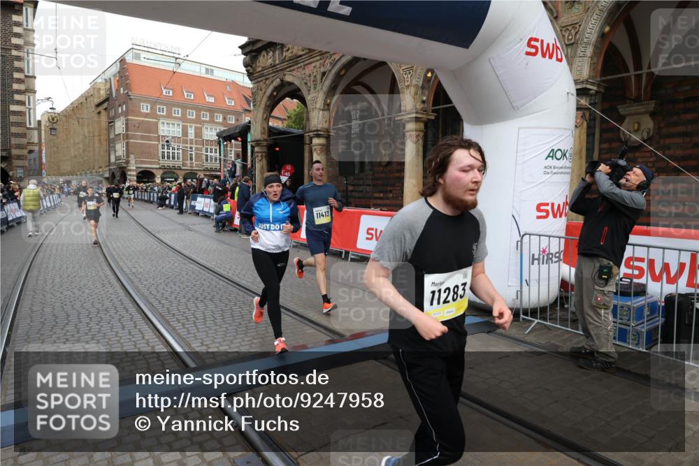05.10.2025 - 20. swb-Marathon Bremen Yannick Fuchs http://msf.ph/oto/9247958 05.10.2025 10:52:40 Ziel 8888, 9439, 9903, 10241, 10327, 10388, 10608, 11283, 11387, 11413 meine-sportfotos.de