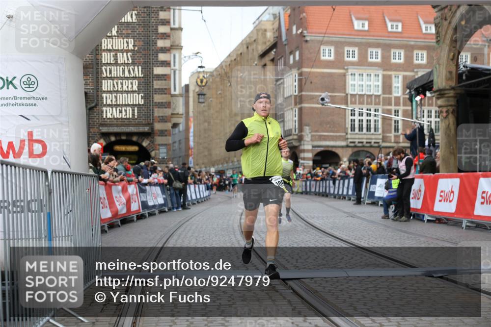 05.10.2025 - 20. swb-Marathon Bremen Yannick Fuchs http://msf.ph/oto/9247979 05.10.2025 10:43:52 Ziel 9270, 10559 meine-sportfotos.de