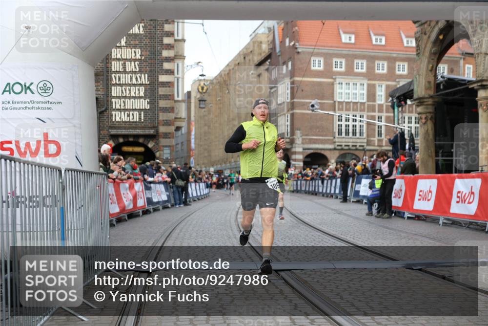 05.10.2025 - 20. swb-Marathon Bremen Yannick Fuchs http://msf.ph/oto/9247986 05.10.2025 10:43:52 Ziel 9270, 10559 meine-sportfotos.de