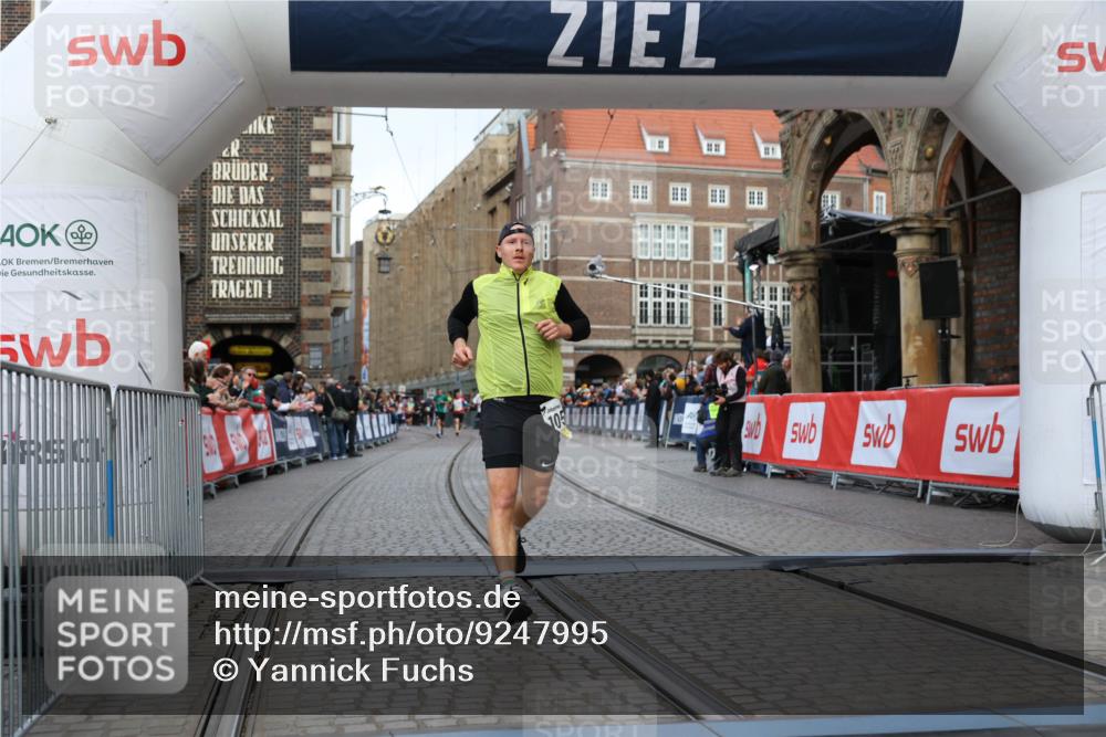 05.10.2025 - 20. swb-Marathon Bremen Yannick Fuchs http://msf.ph/oto/9247995 05.10.2025 10:43:52 Ziel 9270, 10559 meine-sportfotos.de