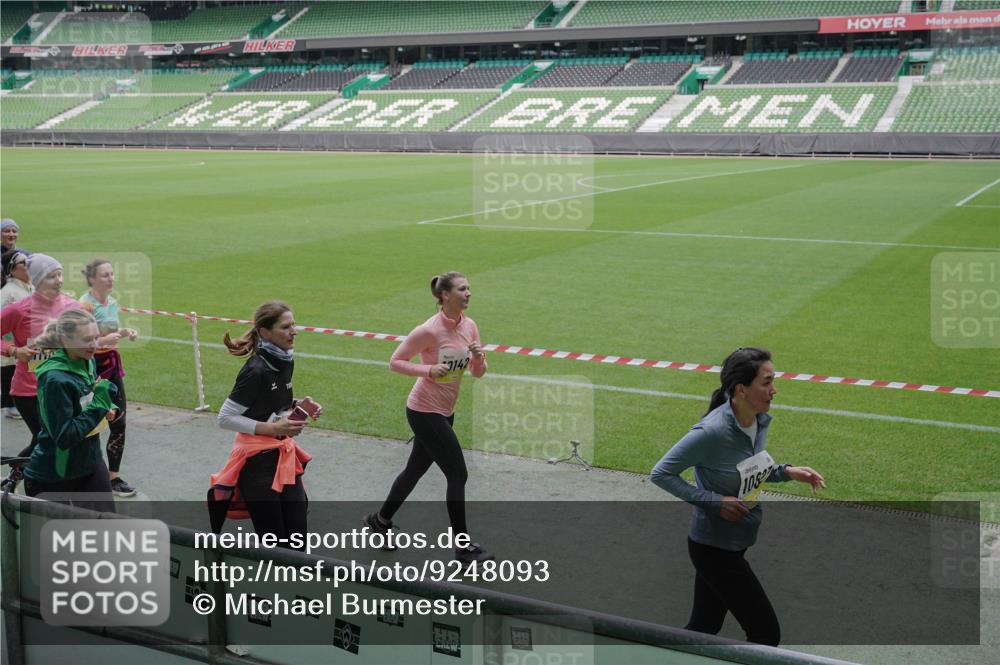 05.10.2025 - 20. swb-Marathon Bremen Michael Burmester http://msf.ph/oto/9248093 05.10.2025 10:39:00 Laufen im Stadion 7199, 7788, 8123, 9182, 9184, 9229, 9235, 9269, 9300, 9322, 9324, 9331, 9335, 9379, 9394, 9398, 9409, 9610, 9628, 9660, 9668, 9707, 9750, 9752, 9765, 9771, 9782, 9850, 9890, 9915, 9927, 9940, 9978, 9998, 10106, 10142, 10205, 10213, 10255, 10258, 10297, 10371, 10404, 10405, 10439, 10446, 10478, 10483, 10498, 10511, 10529, 10551, 10557, 10623, 10734, 10803, 10853, 9189, 9210, 9468, 9486, 9813, 9858, 10033 meine-sportfotos.de