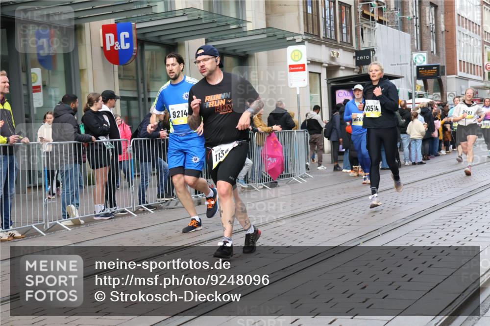 05.10.2025 - 20. swb-Marathon Bremen Strokosch-Dieckow http://msf.ph/oto/9248096 05.10.2025 10:52:32 Ziel 9187, 9209, 9214, 9284, 9501, 9517, 9581, 9650, 9830, 9918, 9985, 10064, 10308, 10309, 10514, 10539, 10779, 10833, 10955, 10997, 11012, 11259, 11382, 11398, 11411, 11417, 11450, 11587, 11722, 9187, 9209, 9214, 9284, 9501, 9517, 9581, 9650, 9830, 9918, 9985, 10064, 10308, 10309, 10514, 10539, 10779, 10833, 10955, 10997, 11012, 11382, 11398, 11417, 11450, 11587, 11722 meine-sportfotos.de