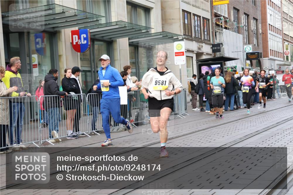 05.10.2025 - 20. swb-Marathon Bremen Strokosch-Dieckow http://msf.ph/oto/9248174 05.10.2025 10:52:35 Ziel 9187, 9214, 9284, 9501, 9581, 9650, 9830, 9918, 9985, 10064, 10128, 10308, 10309, 10514, 10539, 10779, 10833, 10955, 10997, 11012, 11259, 11300, 11382, 11398, 11411, 11417, 11450, 11587, 11722, 9187, 9214, 9284, 9501, 9581, 9650, 9830, 9918, 9985, 10064, 10128, 10308, 10309, 10514, 10539, 10779, 10833, 10955, 10997, 11012, 11382, 11398, 11417, 11450, 11587, 11722 meine-sportfotos.de