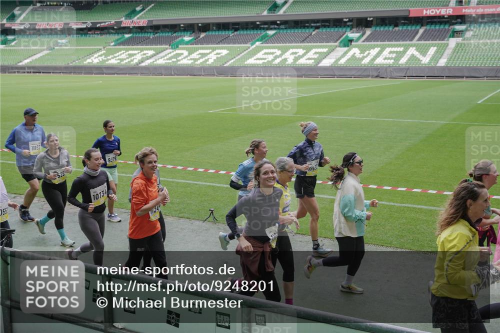 05.10.2025 - 20. swb-Marathon Bremen Michael Burmester http://msf.ph/oto/9248201 05.10.2025 10:39:02 Laufen im Stadion 7199, 7788, 8123, 9182, 9184, 9224, 9225, 9229, 9235, 9269, 9300, 9322, 9324, 9331, 9335, 9379, 9394, 9398, 9409, 9515, 9610, 9628, 9660, 9668, 9750, 9752, 9765, 9771, 9782, 9850, 9890, 9908, 9915, 9927, 9940, 9944, 9978, 9998, 10106, 10142, 10205, 10213, 10255, 10258, 10297, 10371, 10404, 10405, 10439, 10446, 10478, 10483, 10498, 10511, 10529, 10551, 10557, 10623, 10734, 10853, 9189, 9210, 9468, 9813, 9858, 10033 meine-sportfotos.de