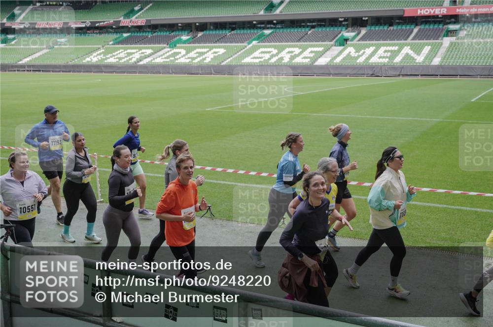 05.10.2025 - 20. swb-Marathon Bremen Michael Burmester http://msf.ph/oto/9248220 05.10.2025 10:39:02 Laufen im Stadion 7199, 7788, 8123, 9182, 9184, 9224, 9225, 9229, 9235, 9269, 9300, 9322, 9324, 9331, 9335, 9379, 9394, 9398, 9409, 9515, 9610, 9628, 9660, 9668, 9750, 9752, 9765, 9771, 9782, 9850, 9890, 9908, 9915, 9927, 9940, 9944, 9978, 9998, 10106, 10142, 10205, 10213, 10255, 10258, 10297, 10371, 10404, 10405, 10439, 10446, 10478, 10483, 10498, 10511, 10529, 10551, 10557, 10623, 10734, 10853, 9189, 9210, 9468, 9813, 9858, 10033 meine-sportfotos.de