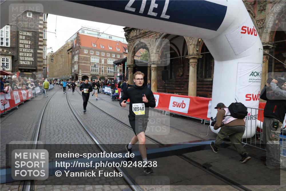05.10.2025 - 20. swb-Marathon Bremen Yannick Fuchs http://msf.ph/oto/9248238 05.10.2025 10:52:45 Ziel 8888, 9209, 9439, 9517, 9903, 10388, 10548, 11283, 11387, 11413 meine-sportfotos.de