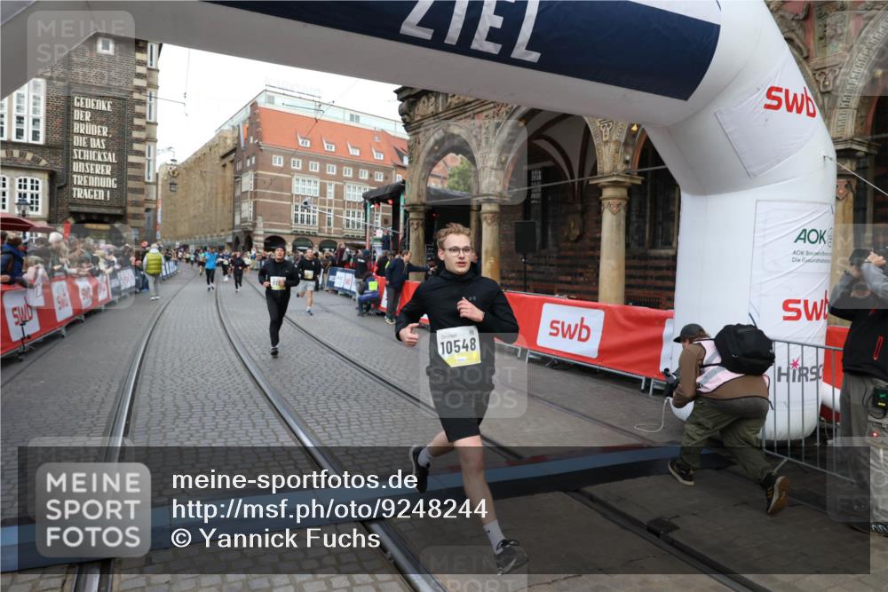 05.10.2025 - 20. swb-Marathon Bremen Yannick Fuchs http://msf.ph/oto/9248244 05.10.2025 10:52:45 Ziel 8888, 9209, 9439, 9517, 9903, 10388, 10548, 11283, 11387, 11413 meine-sportfotos.de