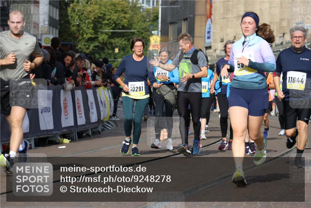 05.10.2025 - 20. swb-Marathon Bremen Strokosch-Dieckow http://msf.ph/oto/9248278 05.10.2025 10:59:55 Ziel 9005, 9381, 9604, 9612, 10290, 10291, 10311, 11444, 11639, 11644 meine-sportfotos.de