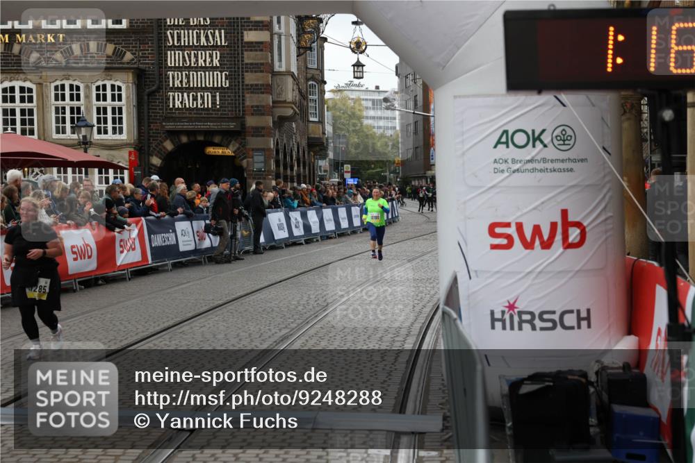 05.10.2025 - 20. swb-Marathon Bremen Yannick Fuchs http://msf.ph/oto/9248288 05.10.2025 11:12:44 Ziel 9736, 10282, 11285 meine-sportfotos.de
