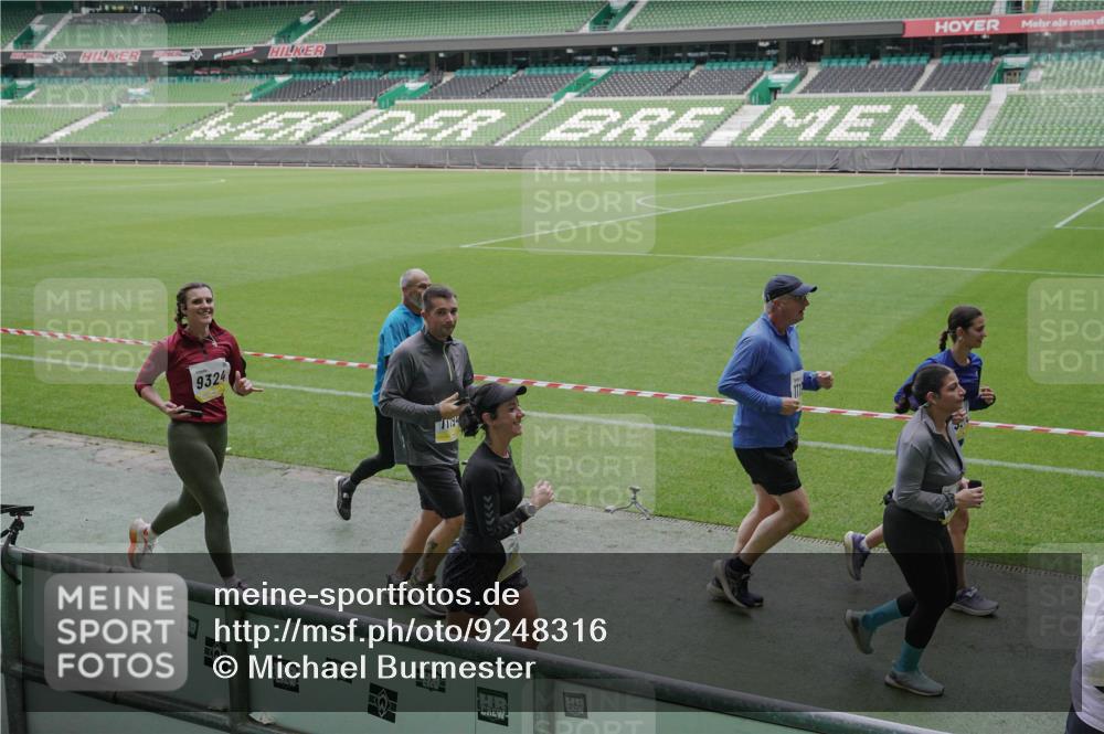 05.10.2025 - 20. swb-Marathon Bremen Michael Burmester http://msf.ph/oto/9248316 05.10.2025 10:39:04 Laufen im Stadion 7199, 7654, 7788, 8123, 9182, 9184, 9224, 9225, 9229, 9235, 9269, 9300, 9322, 9324, 9331, 9335, 9379, 9394, 9398, 9409, 9515, 9610, 9628, 9660, 9668, 9750, 9752, 9765, 9771, 9782, 9850, 9890, 9908, 9915, 9927, 9940, 9944, 9978, 9998, 10018, 10021, 10106, 10142, 10205, 10213, 10255, 10258, 10297, 10371, 10404, 10405, 10439, 10446, 10478, 10483, 10498, 10511, 10529, 10551, 10557, 10623, 10734, 10853, 9189, 9210, 9468, 9813, 9858, 10033 meine-sportfotos.de