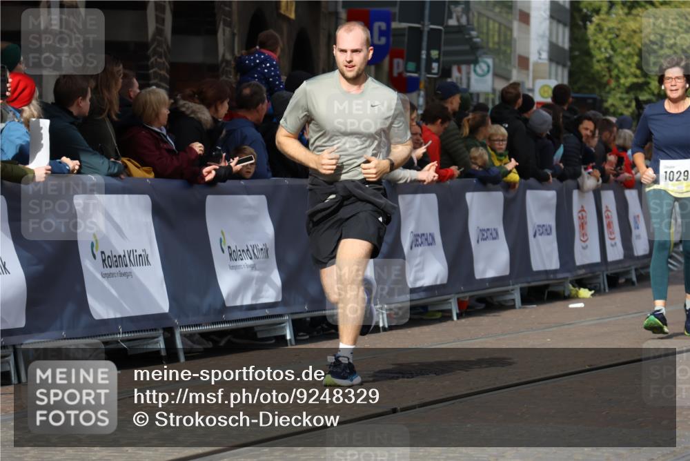 05.10.2025 - 20. swb-Marathon Bremen Strokosch-Dieckow http://msf.ph/oto/9248329 05.10.2025 10:59:55 Ziel 9005, 9381, 9604, 9612, 10290, 10291, 10311, 11444, 11639, 11644 meine-sportfotos.de