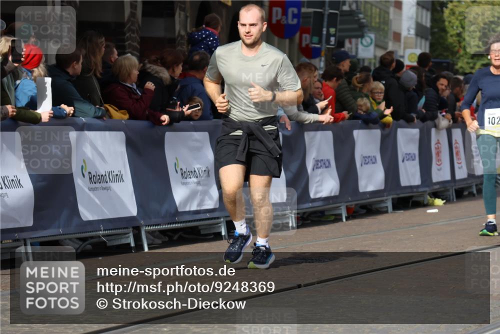 05.10.2025 - 20. swb-Marathon Bremen Strokosch-Dieckow http://msf.ph/oto/9248369 05.10.2025 10:59:56 Ziel 9005, 9381, 9604, 9612, 10290, 10291, 10311, 11266, 11444, 11639, 11644 meine-sportfotos.de