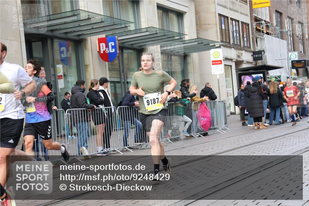 05.10.2025 - 20. swb-Marathon Bremen Strokosch-Dieckow http://msf.ph/oto/9248429 05.10.2025 10:52:44 Ziel 9187, 9449, 9650, 9703, 9834, 9918, 9956, 9985, 10064, 10128, 10242, 10349, 10460, 10466, 10539, 10779, 10806, 10955, 10958, 11259, 11300, 11377, 11398, 11411, 11450, 11510, 11512, 11722, 9187, 9449, 9650, 9703, 9834, 9918, 9956, 9985, 10064, 10128, 10242, 10349, 10460, 10466, 10539, 10779, 10806, 10955, 10958, 11398, 11450, 11722 meine-sportfotos.de