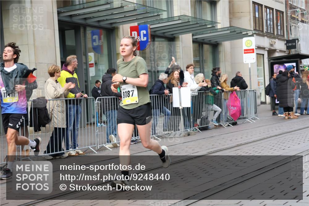 05.10.2025 - 20. swb-Marathon Bremen Strokosch-Dieckow http://msf.ph/oto/9248440 05.10.2025 10:52:44 Ziel 9187, 9449, 9650, 9703, 9834, 9918, 9956, 9985, 10064, 10128, 10242, 10349, 10460, 10466, 10539, 10779, 10806, 10955, 10958, 11259, 11300, 11377, 11398, 11411, 11450, 11510, 11512, 11722, 9187, 9449, 9650, 9703, 9834, 9918, 9956, 9985, 10064, 10128, 10242, 10349, 10460, 10466, 10539, 10779, 10806, 10955, 10958, 11398, 11450, 11722 meine-sportfotos.de