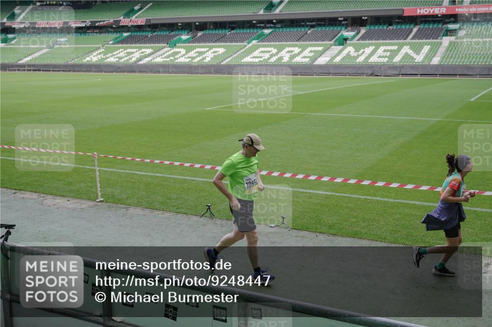 05.10.2025 - 20. swb-Marathon Bremen Michael Burmester http://msf.ph/oto/9248447 05.10.2025 10:39:09 Laufen im Stadion 7199, 7654, 7788, 8123, 9002, 9182, 9184, 9224, 9225, 9229, 9235, 9269, 9300, 9322, 9324, 9325, 9331, 9335, 9379, 9394, 9398, 9409, 9515, 9610, 9628, 9644, 9660, 9668, 9713, 9752, 9765, 9771, 9782, 9850, 9890, 9908, 9927, 9944, 9978, 9998, 10018, 10021, 10106, 10142, 10207, 10213, 10238, 10255, 10258, 10289, 10297, 10371, 10404, 10405, 10439, 10446, 10478, 10483, 10498, 10511, 10529, 10551, 10557, 10567, 10623, 10734, 10853, 10033 meine-sportfotos.de