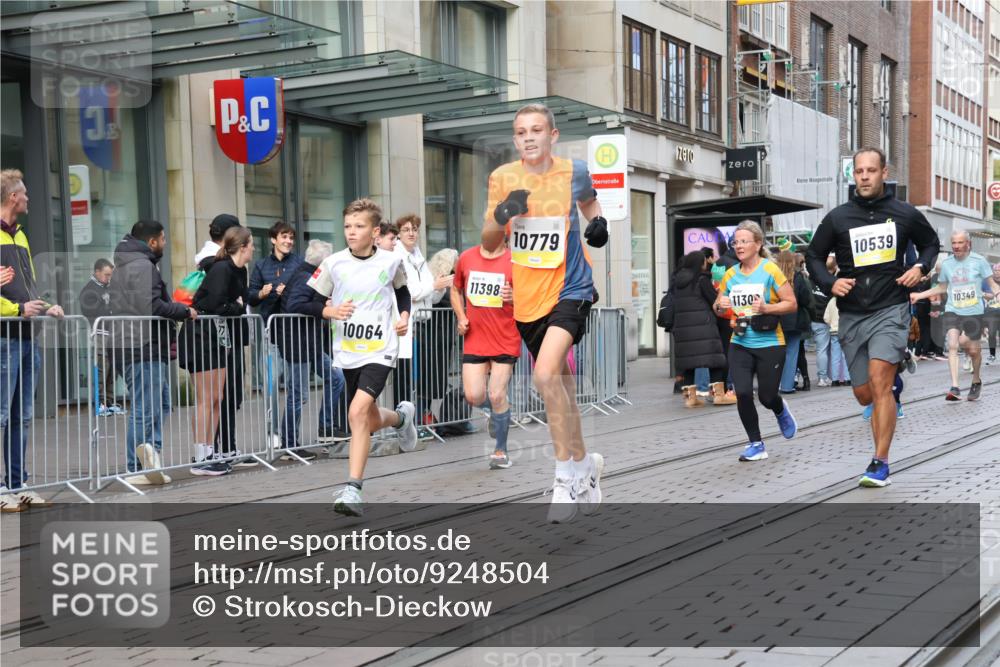 05.10.2025 - 20. swb-Marathon Bremen Strokosch-Dieckow http://msf.ph/oto/9248504 05.10.2025 10:52:47 Ziel 9187, 9449, 9650, 9703, 9834, 9918, 9956, 10064, 10128, 10242, 10349, 10460, 10466, 10539, 10779, 10806, 10955, 10958, 10993, 11175, 11259, 11300, 11377, 11398, 11411, 11450, 11510, 11512, 11722, 9187, 9449, 9650, 9703, 9834, 9918, 9956, 10064, 10128, 10242, 10349, 10460, 10466, 10539, 10779, 10806, 10955, 10958, 10993, 11398, 11450, 11722 meine-sportfotos.de