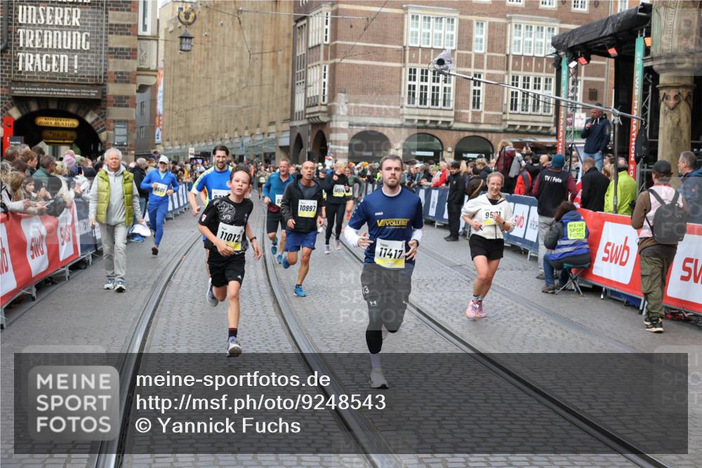 05.10.2025 - 20. swb-Marathon Bremen Yannick Fuchs http://msf.ph/oto/9248543 05.10.2025 10:52:52 Ziel 9209, 9214, 9517, 9581, 10833, 11012, 11382, 11417, 11587 meine-sportfotos.de