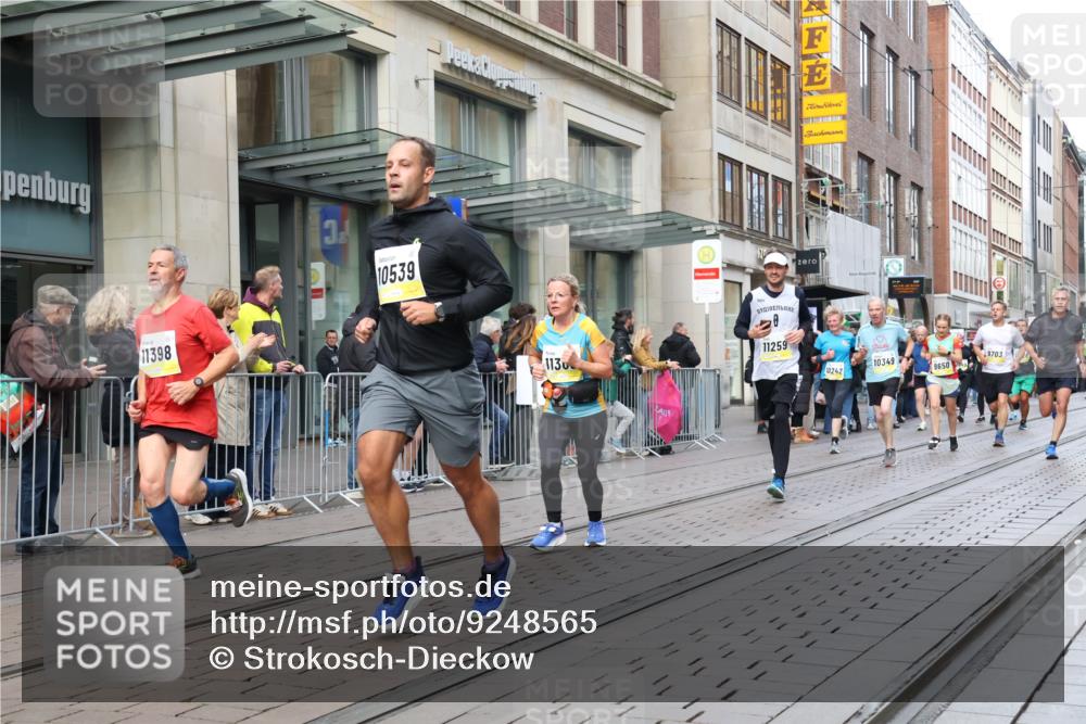 05.10.2025 - 20. swb-Marathon Bremen Strokosch-Dieckow http://msf.ph/oto/9248565 05.10.2025 10:52:49 Ziel 9187, 9263, 9449, 9539, 9650, 9703, 9834, 9918, 9956, 10064, 10128, 10242, 10317, 10349, 10460, 10466, 10539, 10779, 10806, 10955, 10958, 10993, 11175, 11259, 11300, 11377, 11398, 11411, 11450, 11510, 11512, 11722, 9187, 9263, 9449, 9539, 9650, 9703, 9834, 9918, 9956, 10064, 10128, 10242, 10317, 10349, 10460, 10466, 10539, 10779, 10806, 10955, 10958, 10993, 11398, 11450, 11722 meine-sportfotos.de