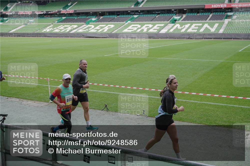 05.10.2025 - 20. swb-Marathon Bremen Michael Burmester http://msf.ph/oto/9248586 05.10.2025 10:39:16 Laufen im Stadion 7199, 7654, 7788, 7979, 8123, 9002, 9180, 9182, 9184, 9224, 9225, 9228, 9229, 9269, 9300, 9315, 9322, 9324, 9325, 9331, 9379, 9394, 9398, 9409, 9515, 9523, 9610, 9628, 9644, 9660, 9668, 9713, 9752, 9765, 9782, 9850, 9890, 9908, 9927, 9944, 9998, 10018, 10021, 10106, 10142, 10207, 10213, 10238, 10255, 10258, 10289, 10297, 10371, 10374, 10405, 10426, 10446, 10483, 10498, 10511, 10529, 10531, 10551, 10557, 10567, 10623, 10734, 10749, 10853, 9184 meine-sportfotos.de