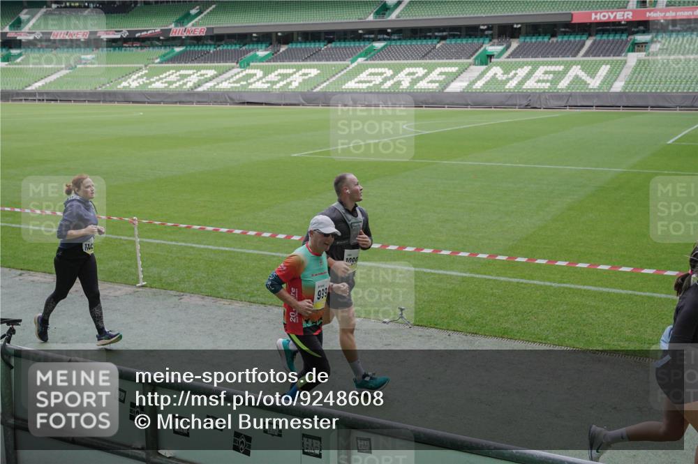 05.10.2025 - 20. swb-Marathon Bremen Michael Burmester http://msf.ph/oto/9248608 05.10.2025 10:39:17 Laufen im Stadion 7199, 7654, 7788, 7979, 8123, 9002, 9180, 9182, 9224, 9225, 9228, 9229, 9269, 9300, 9315, 9324, 9325, 9331, 9379, 9394, 9398, 9409, 9515, 9523, 9610, 9628, 9644, 9660, 9668, 9713, 9752, 9765, 9782, 9850, 9890, 9908, 9927, 9944, 9998, 10018, 10021, 10106, 10142, 10207, 10213, 10238, 10255, 10258, 10289, 10297, 10371, 10374, 10405, 10426, 10446, 10462, 10483, 10498, 10511, 10529, 10531, 10551, 10557, 10567, 10623, 10734, 10749, 10853, 9184 meine-sportfotos.de