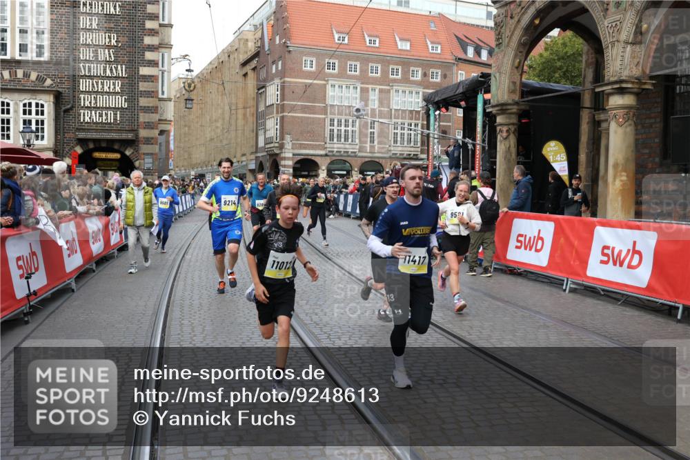 05.10.2025 - 20. swb-Marathon Bremen Yannick Fuchs http://msf.ph/oto/9248613 05.10.2025 10:52:53 Ziel 9209, 9214, 9501, 9517, 9581, 10308, 10309, 10833, 10997, 11012, 11382, 11417, 11587 meine-sportfotos.de