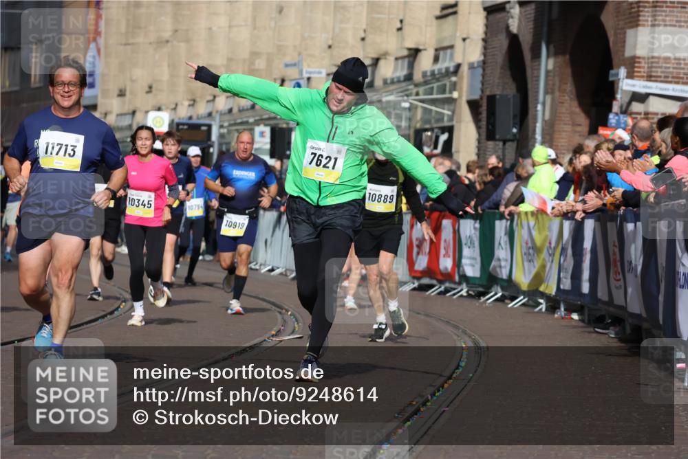 05.10.2025 - 20. swb-Marathon Bremen Strokosch-Dieckow http://msf.ph/oto/9248614 05.10.2025 11:00:06 Ziel 7177, 7621, 9603, 9604, 9611, 9666, 9672, 10138, 10345, 10489, 10572, 10889, 10919, 11026, 11050, 11125, 11266, 11600, 11713 meine-sportfotos.de