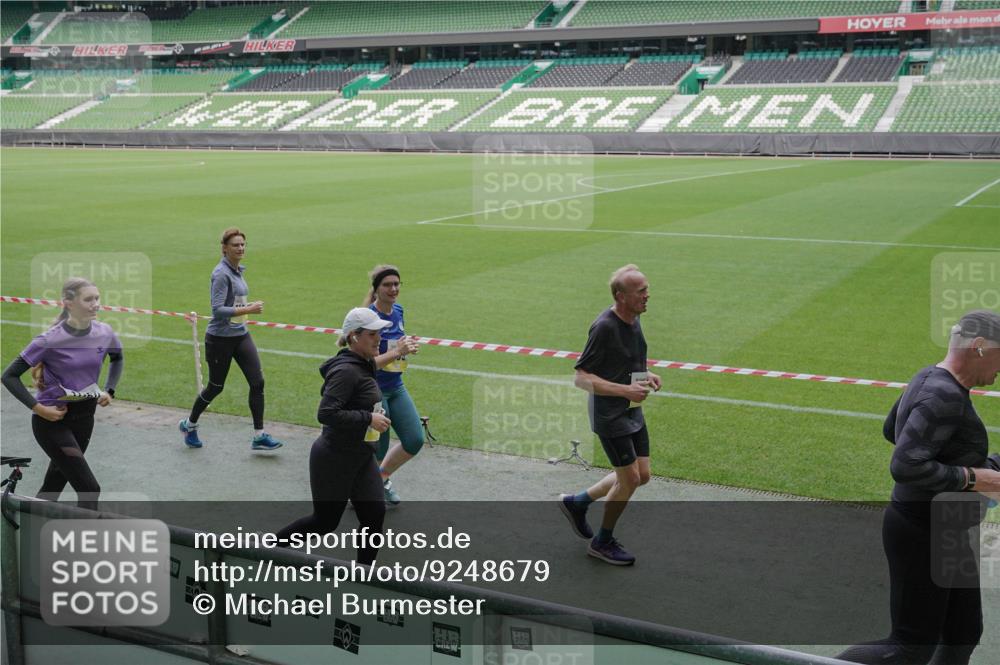 05.10.2025 - 20. swb-Marathon Bremen Michael Burmester http://msf.ph/oto/9248679 05.10.2025 10:39:20 Laufen im Stadion 7199, 7654, 7788, 7789, 7979, 8123, 9002, 9180, 9182, 9186, 9224, 9225, 9228, 9229, 9269, 9300, 9315, 9324, 9325, 9379, 9394, 9398, 9515, 9523, 9610, 9628, 9644, 9660, 9668, 9713, 9765, 9780, 9782, 9850, 9890, 9908, 9927, 9944, 9998, 10018, 10021, 10106, 10142, 10207, 10213, 10238, 10255, 10258, 10289, 10297, 10371, 10374, 10405, 10426, 10446, 10462, 10483, 10498, 10511, 10529, 10531, 10551, 10557, 10567, 10623, 10734, 10749, 10853, 9184 meine-sportfotos.de