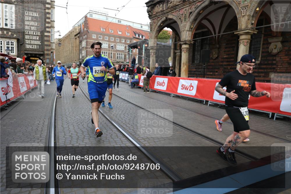 05.10.2025 - 20. swb-Marathon Bremen Yannick Fuchs http://msf.ph/oto/9248706 05.10.2025 10:52:54 Ziel 9214, 9284, 9501, 9517, 9581, 9830, 10308, 10309, 10514, 10833, 10997, 11012, 11382, 11417, 11587 meine-sportfotos.de