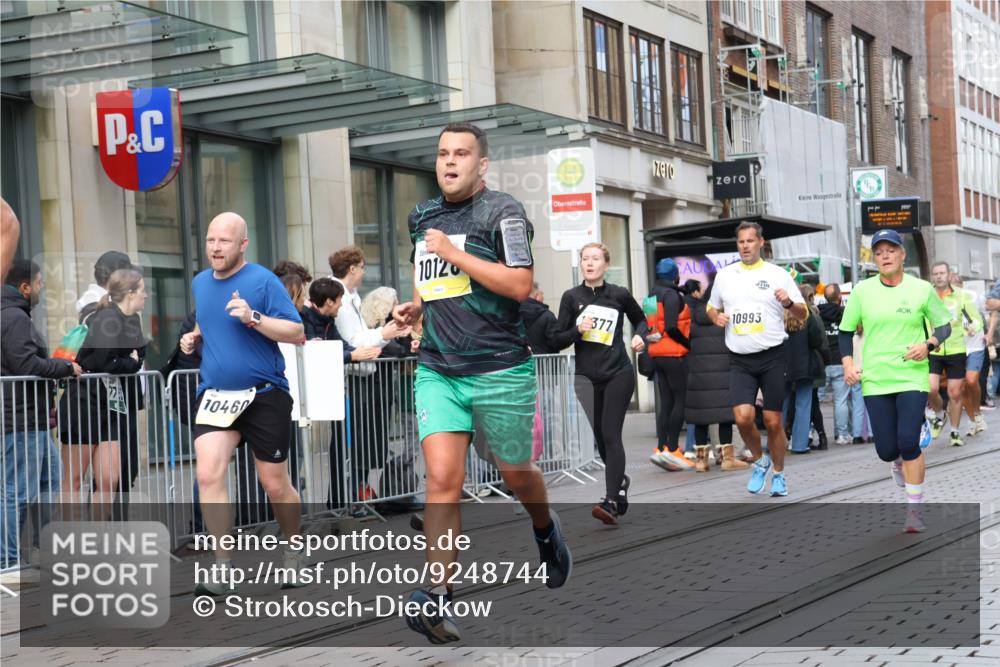 05.10.2025 - 20. swb-Marathon Bremen Strokosch-Dieckow http://msf.ph/oto/9248744 05.10.2025 10:52:54 Ziel 7193, 7251, 9263, 9449, 9539, 9650, 9703, 9717, 9834, 9868, 9956, 10057, 10128, 10242, 10302, 10317, 10335, 10349, 10460, 10466, 10539, 10806, 10958, 10993, 11174, 11175, 11259, 11300, 11377, 11398, 11411, 11450, 11510, 11512, 11616, 7193, 7251, 9263, 9449, 9539, 9650, 9703, 9717, 9834, 9868, 9956, 10057, 10128, 10242, 10302, 10317, 10335, 10349, 10460, 10466, 10539, 10806, 10958, 10993, 11174, 11398, 11450 meine-sportfotos.de