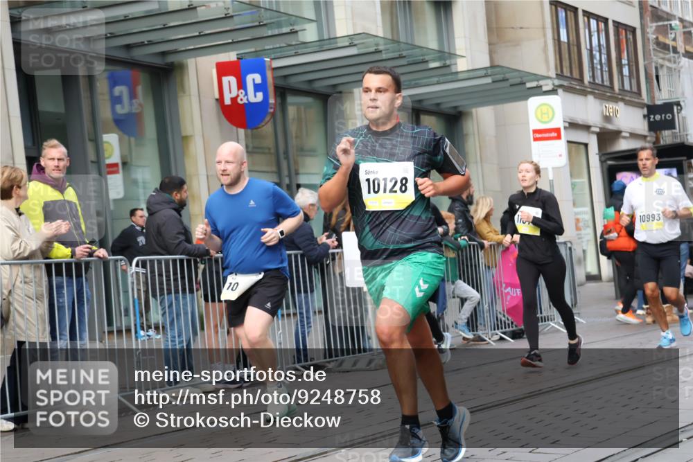 05.10.2025 - 20. swb-Marathon Bremen Strokosch-Dieckow http://msf.ph/oto/9248758 05.10.2025 10:52:54 Ziel 7193, 7251, 9263, 9449, 9539, 9650, 9703, 9717, 9834, 9868, 9956, 10057, 10128, 10242, 10302, 10317, 10335, 10349, 10460, 10466, 10539, 10806, 10958, 10993, 11174, 11175, 11259, 11300, 11377, 11398, 11411, 11450, 11510, 11512, 11616, 7193, 7251, 9263, 9449, 9539, 9650, 9703, 9717, 9834, 9868, 9956, 10057, 10128, 10242, 10302, 10317, 10335, 10349, 10460, 10466, 10539, 10806, 10958, 10993, 11174, 11398, 11450 meine-sportfotos.de