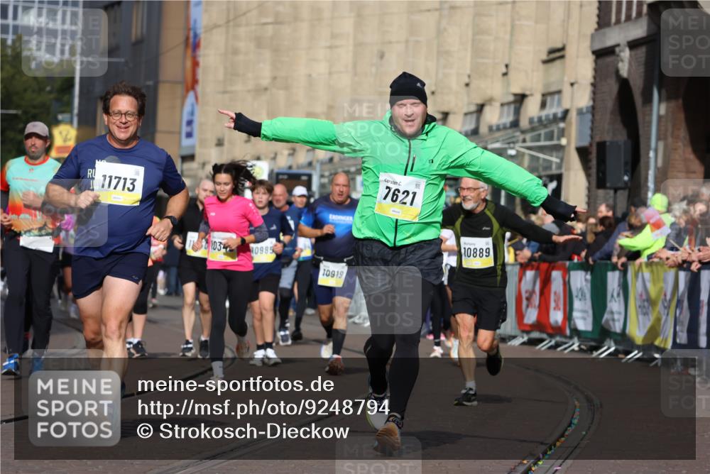 05.10.2025 - 20. swb-Marathon Bremen Strokosch-Dieckow http://msf.ph/oto/9248794 05.10.2025 11:00:06 Ziel 7177, 7621, 9603, 9604, 9611, 9666, 9672, 10138, 10345, 10489, 10572, 10889, 10919, 11026, 11050, 11125, 11266, 11600, 11713 meine-sportfotos.de