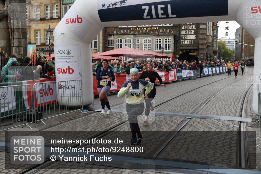 05.10.2025 - 20. swb-Marathon Bremen Yannick Fuchs http://msf.ph/oto/9248800 05.10.2025 11:12:59 Ziel 9203, 10186, 11252 meine-sportfotos.de