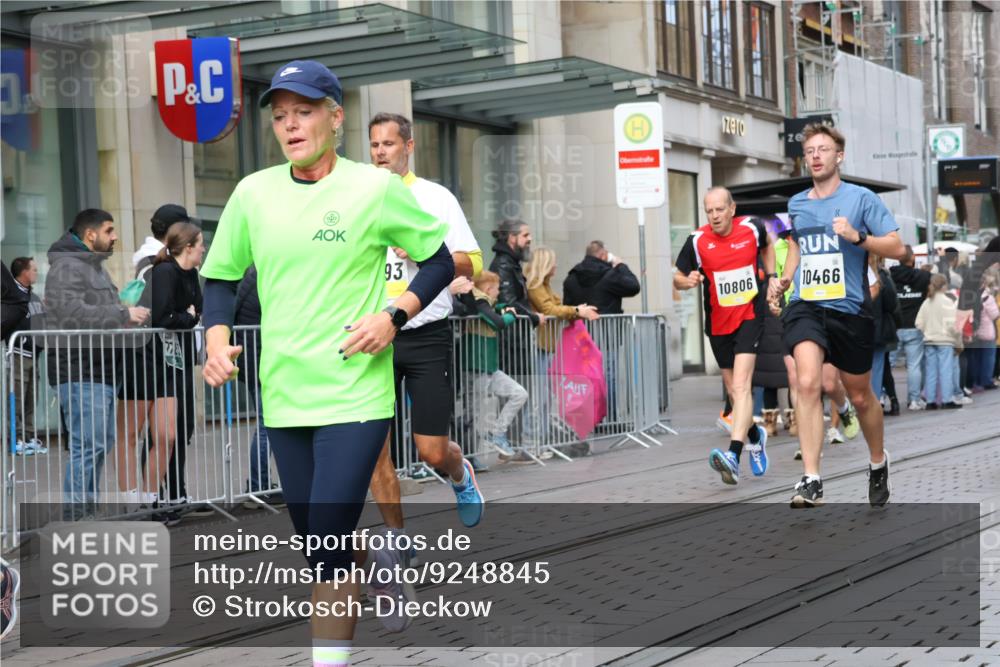 05.10.2025 - 20. swb-Marathon Bremen Strokosch-Dieckow http://msf.ph/oto/9248845 05.10.2025 10:52:56 Ziel 7193, 7251, 9263, 9449, 9539, 9650, 9703, 9717, 9834, 9868, 9956, 9957, 10057, 10128, 10242, 10302, 10317, 10335, 10349, 10369, 10460, 10466, 10468, 10539, 10655, 10806, 10934, 10958, 10993, 11174, 11175, 11259, 11300, 11377, 11411, 11510, 11512, 11545, 11616, 11716, 7193, 7251, 9263, 9449, 9539, 9650, 9703, 9717, 9834, 9868, 9956, 9957, 10057, 10128, 10242, 10302, 10317, 10335, 10349, 10369, 10460, 10466, 10468, 10539, 10655, 10806, 10934, 10958, 10993, 11174 meine-sportfotos.de