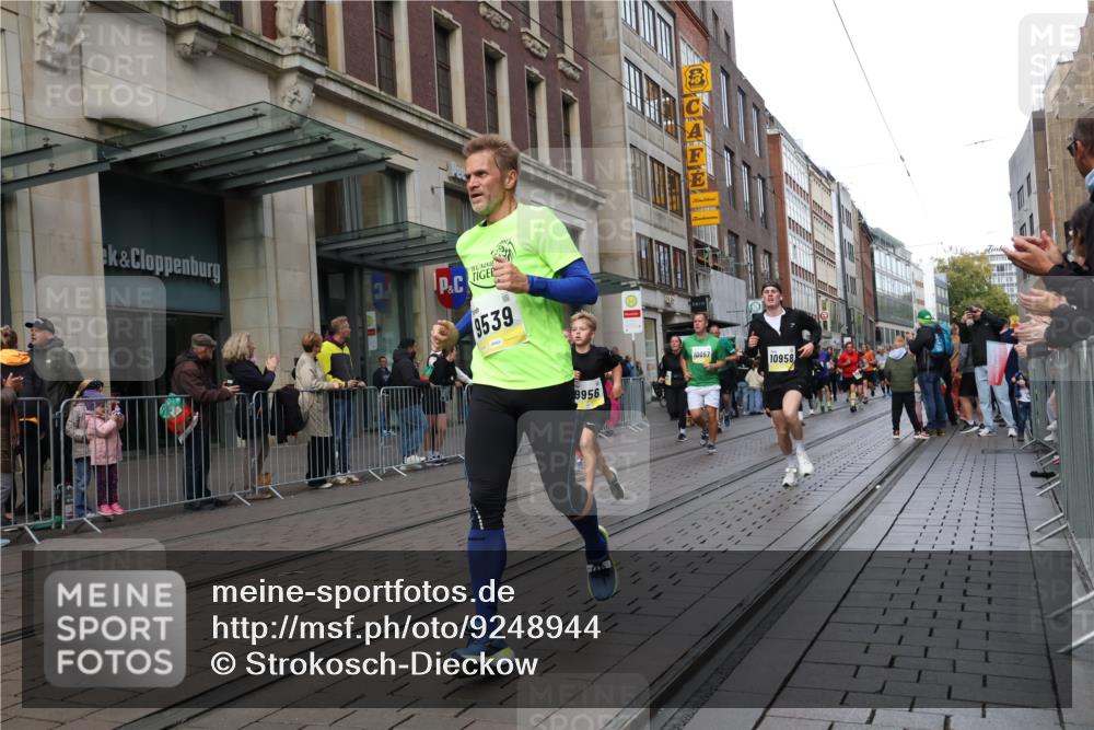 05.10.2025 - 20. swb-Marathon Bremen Strokosch-Dieckow http://msf.ph/oto/9248944 05.10.2025 10:53:03 Ziel 7193, 7251, 9238, 9263, 9449, 9461, 9464, 9539, 9569, 9717, 9834, 9868, 9956, 9957, 10057, 10242, 10302, 10317, 10335, 10349, 10369, 10460, 10466, 10468, 10655, 10806, 10934, 10958, 10993, 11174, 11175, 11377, 11510, 11512, 11545, 11616, 11716, 7193, 7251, 9238, 9263, 9449, 9461, 9464, 9539, 9569, 9717, 9834, 9868, 9956, 9957, 10057, 10242, 10302, 10317, 10335, 10349, 10369, 10460, 10466, 10468, 10655, 10806, 10934, 10958, 10993, 11174 meine-sportfotos.de