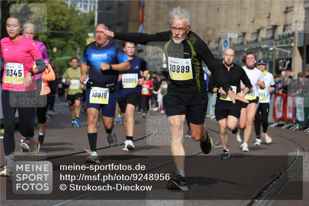 05.10.2025 - 20. swb-Marathon Bremen Strokosch-Dieckow http://msf.ph/oto/9248956 05.10.2025 11:00:11 Ziel 7177, 7621, 9495, 9672, 10345, 10489, 10889, 10919, 10985, 11050, 11063, 11125, 11600, 11713 meine-sportfotos.de